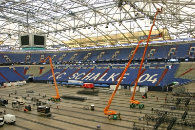 Plataformas de trabalho telescópicas na arena em Schalke