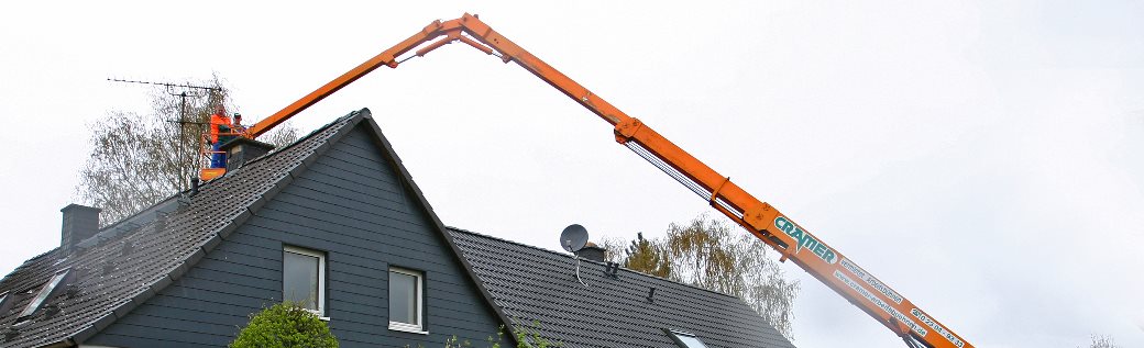 Trabalho de telhado com plataforma de trabalho