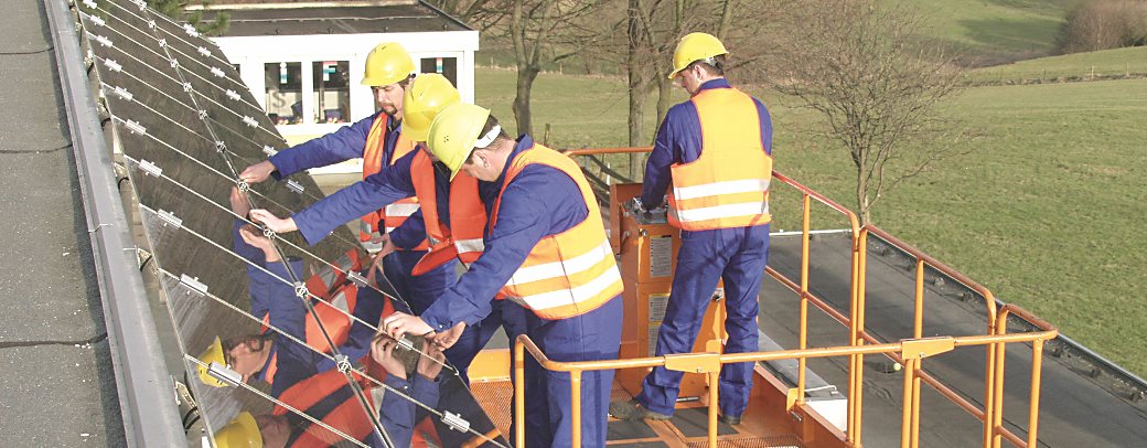 Photovoltaik-Anlage mit Arbeitsbühne montieren