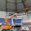 Teleskop-Arbeitsbühne ST 28 KA V im Stadion Einsatz mit Unterlegplatten zur Rasenschonung