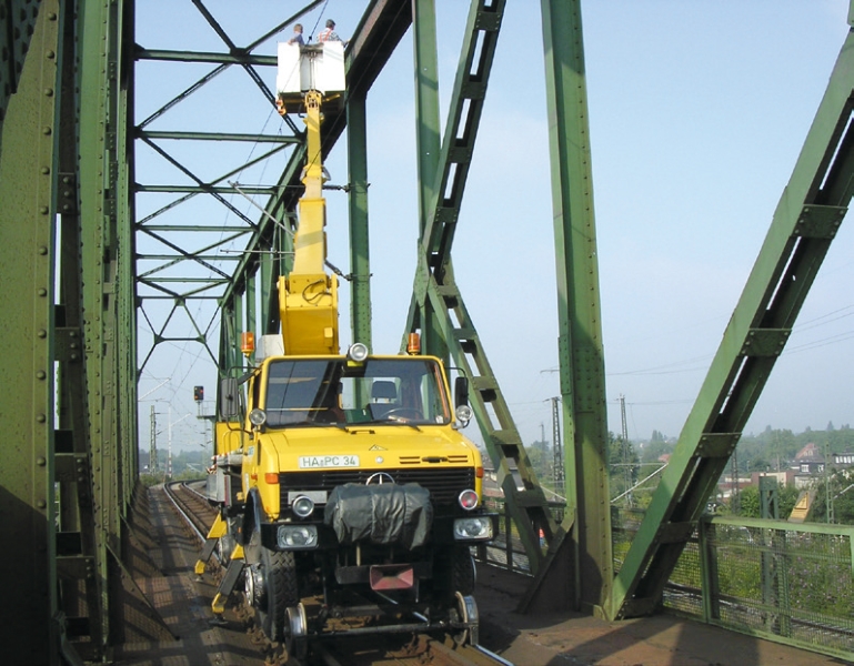 Zweiweigefahrzeug Schieneneinsatz