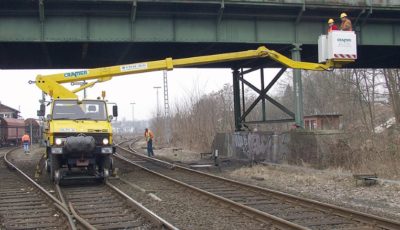 Zweiwegefahrzeug - Arbeiten an der Brücke