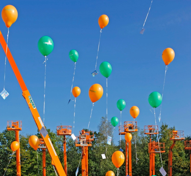 Ballons Jubileumviering Cramer hoogwerkers