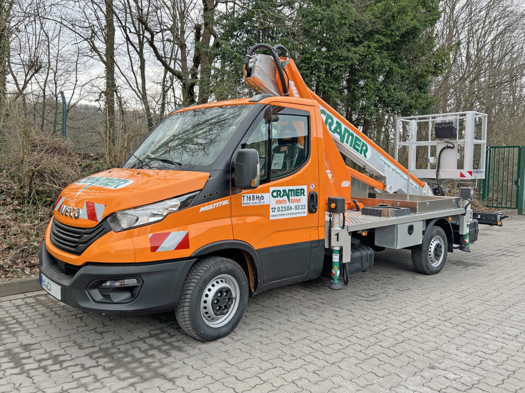 Camion plate-forme de travail T 16 B HYB