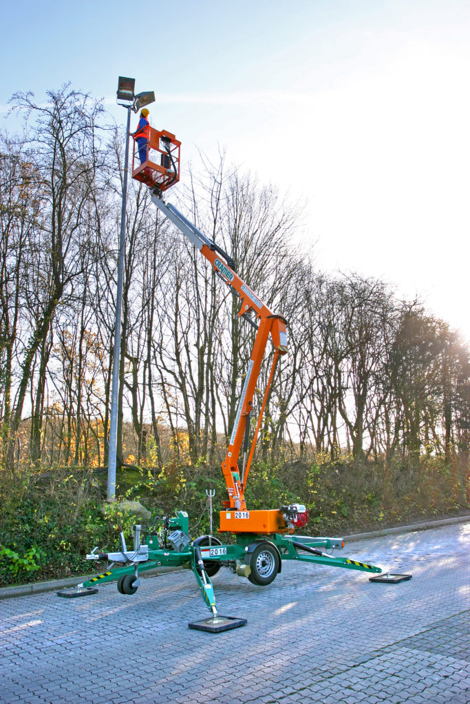AGT 12 Anhänger-Arbeitsbühne Einsatz an Lichtmast
