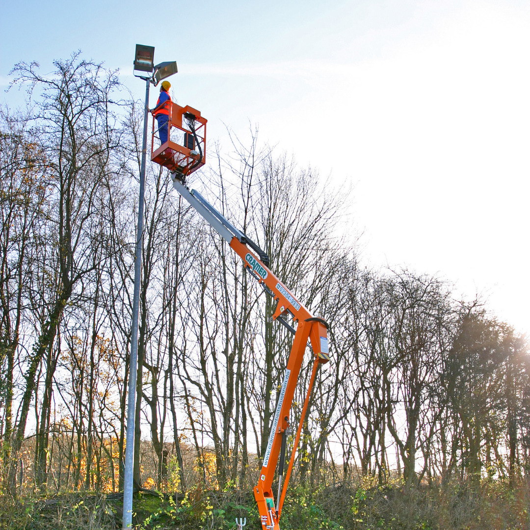 AGT 12 Anhänger-Arbeitsbühne Einsatz an Lichtmast
